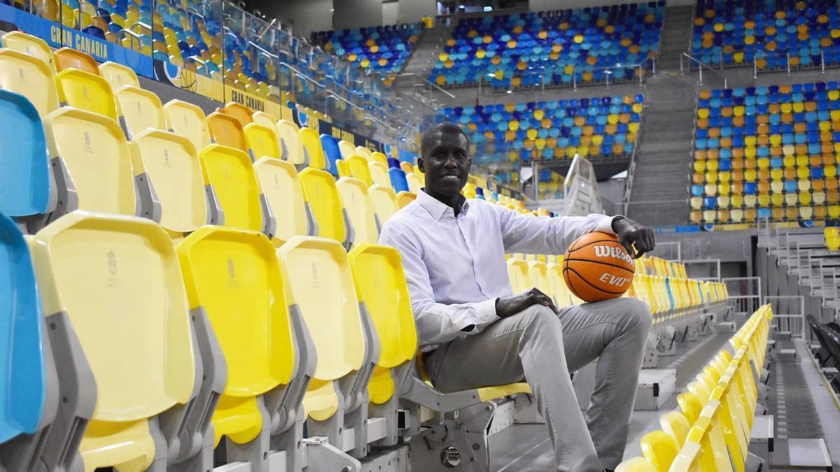 Sitapha Savané, sonriente en una de las primeras filas del Gran Canaria Arena, ayer.