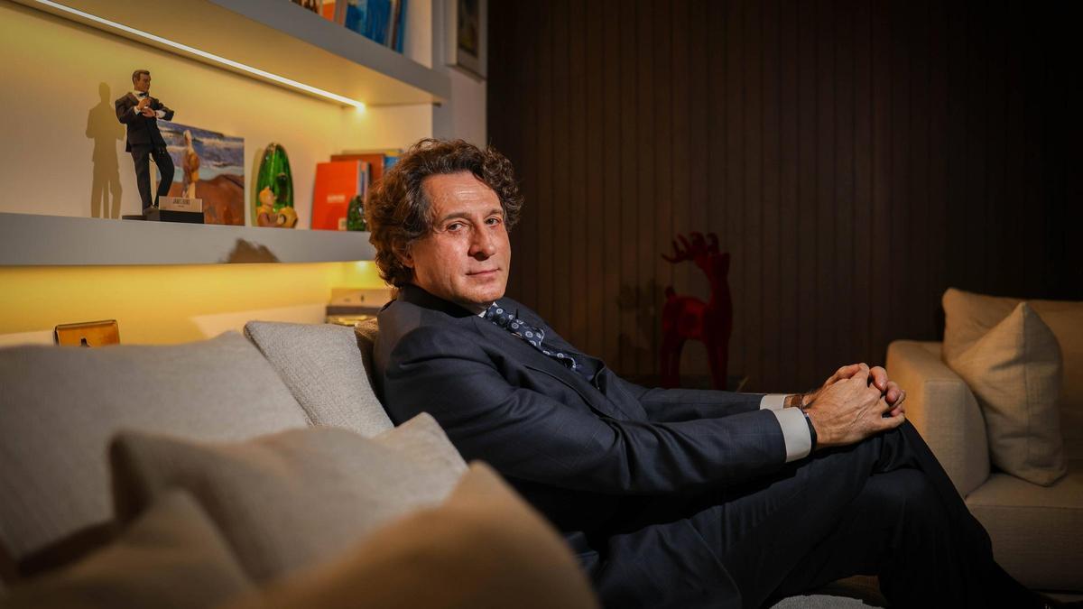 José Remohí en su despacho de la plaza del Ayuntamiento de València