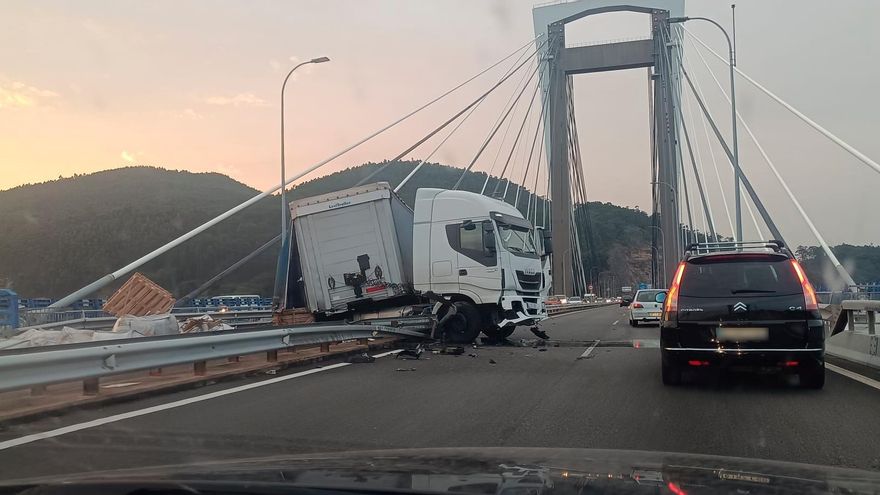 Doce horas de cierre de los carriles centrales de Rande por el accidente de un camión