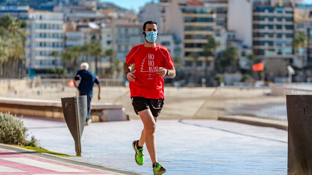 Un hombre practicando deporte con mascarilla en Benidorm