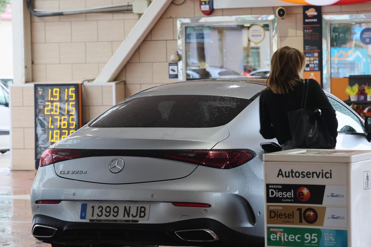 Una ciudadana reposta gasolina en su coche