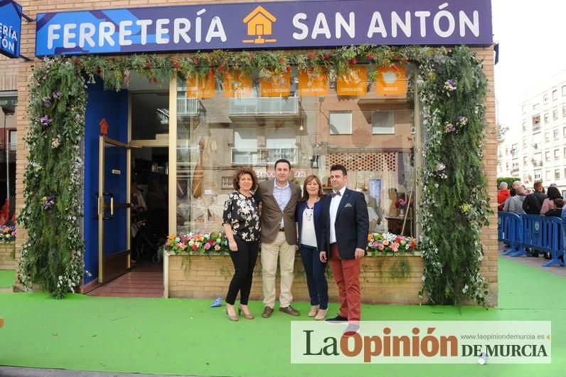 Reparto de buñuelos y chocolate en la ferretería de San Anton