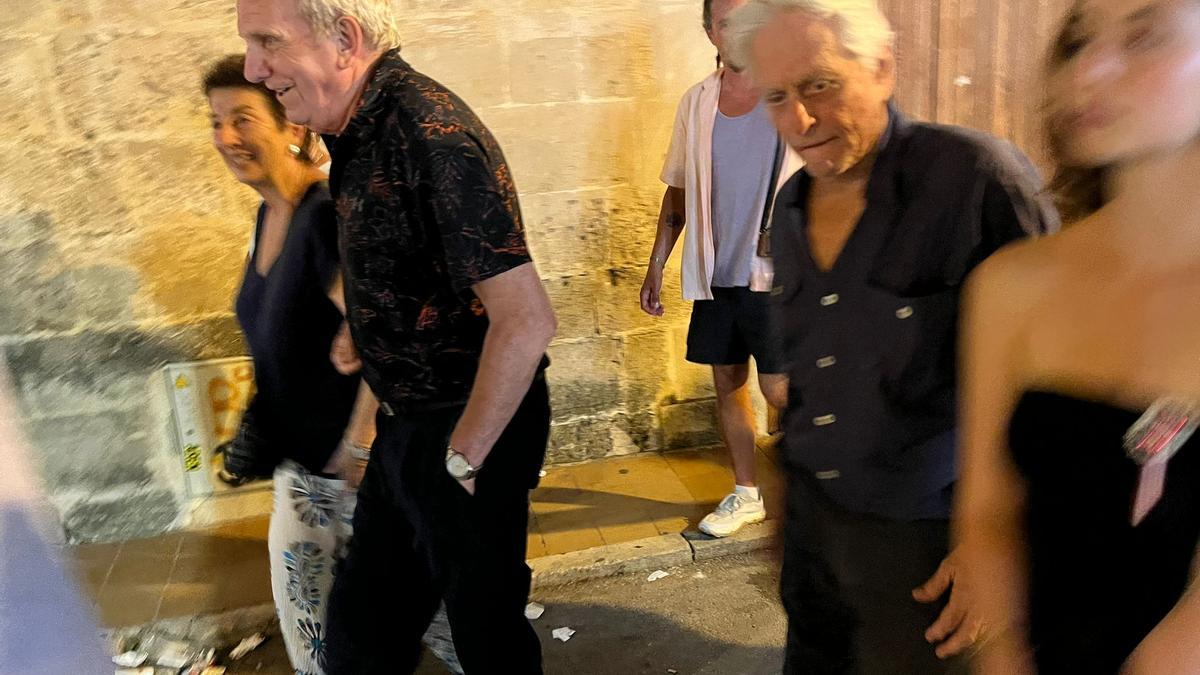 Michael Douglas cambia Menorca por Mallorca en Sant Joan: Jocs des Pla y comida en can Jaume