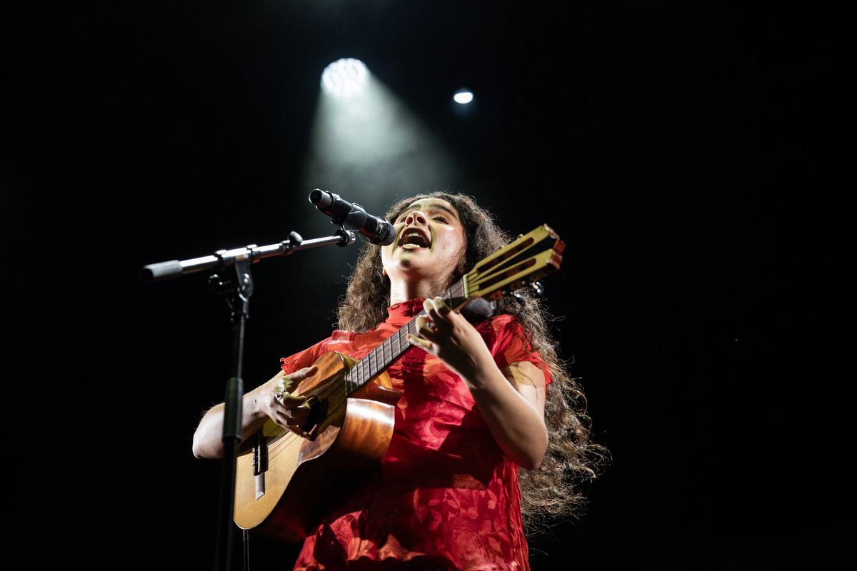 Silvana Estrada cautiva a Les Nits Occident