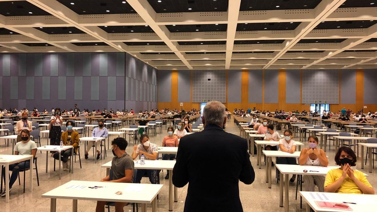 Los alumnos examinándose de la EBAU en la ULPGC.