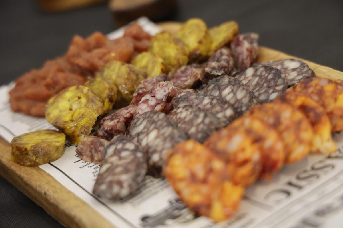 Embutidos secos con chutney de nísperos.