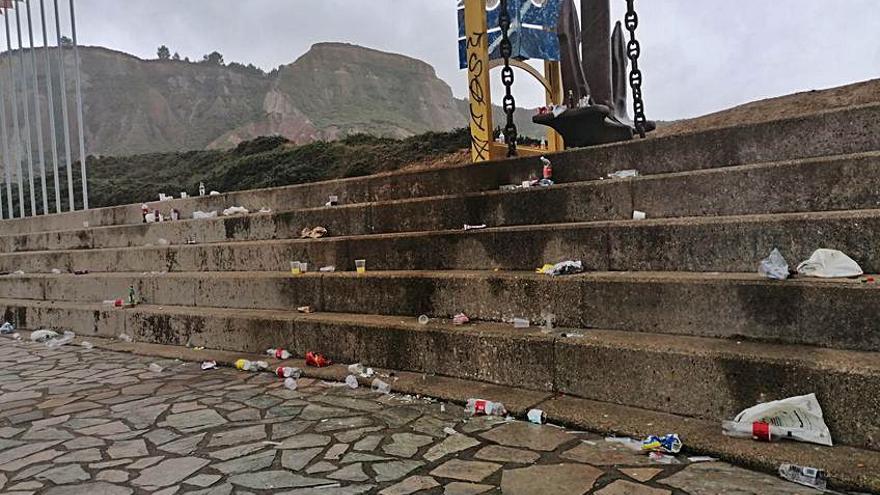 Basura en La Peñona de Salinas. 