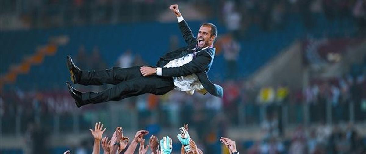 Guardiola, manteado por sus jugadores tras ganar la Champions en el 2009, en Roma.