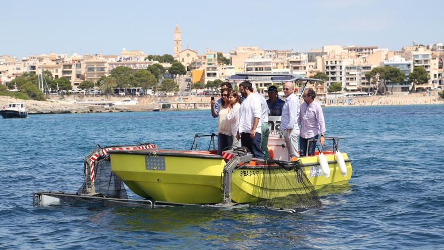 Las barcas de limpieza del litoral recogen en Mallorca 7.000 kilos de residuos en solo dos meses