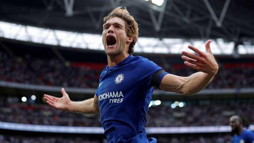 El español Marcos Alonso celebra su segundo gol ante el Tottenham. // Andrew Couldridge