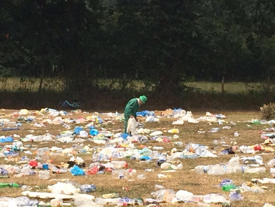 Restos de basura tras el Carmín