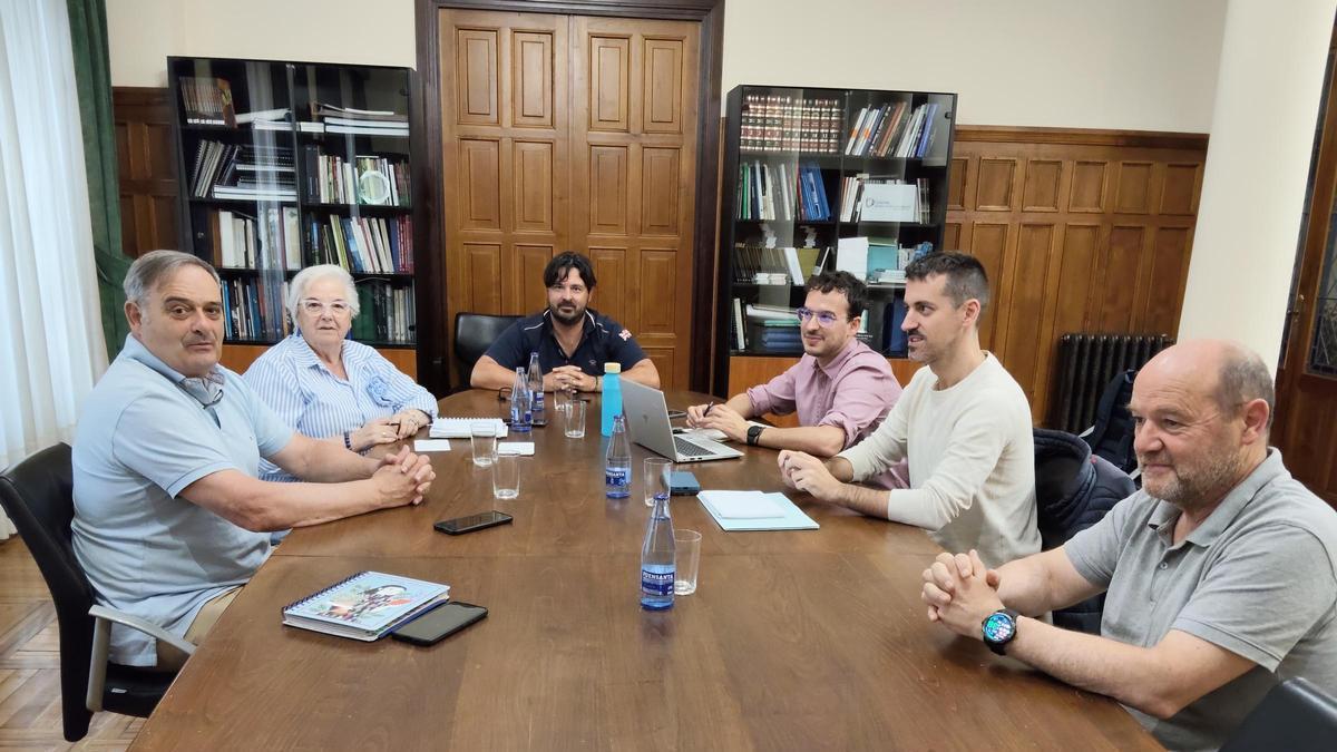 El alcalde de Llanes y técnicos municipales de Llanes junto al comisario de aguas y el jefe del servicio técnico de Dominio Público Hidráulico
