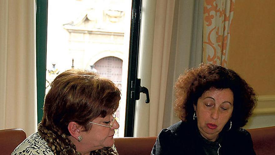 Reunión. María Salomé Arroyo y Amparo Bilbao, ayer.