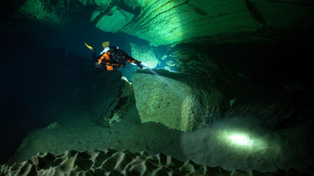 Sumergidos en Pluragrotta, la cueva más profunda del norte de Europa