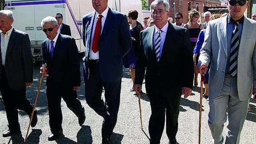 Mujeres villanovanas ataviadas con los trajes regionales durante el desfile.