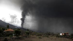 Binter cancel·la els seus vols a La Palma pel núvol de cendres del volcà