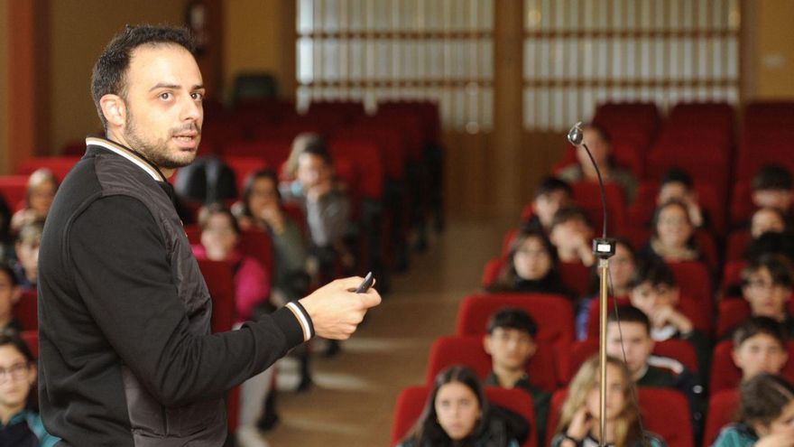 Iago Fernández, ayer, durante su charla coloquio a los alumnos del María Inmaculada. | // BERNABÉ/JAVIER LALÍN