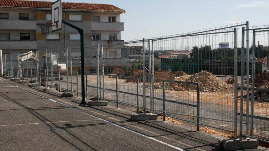 Las obras de la pista cubierta del colegio de Posada, ayer.