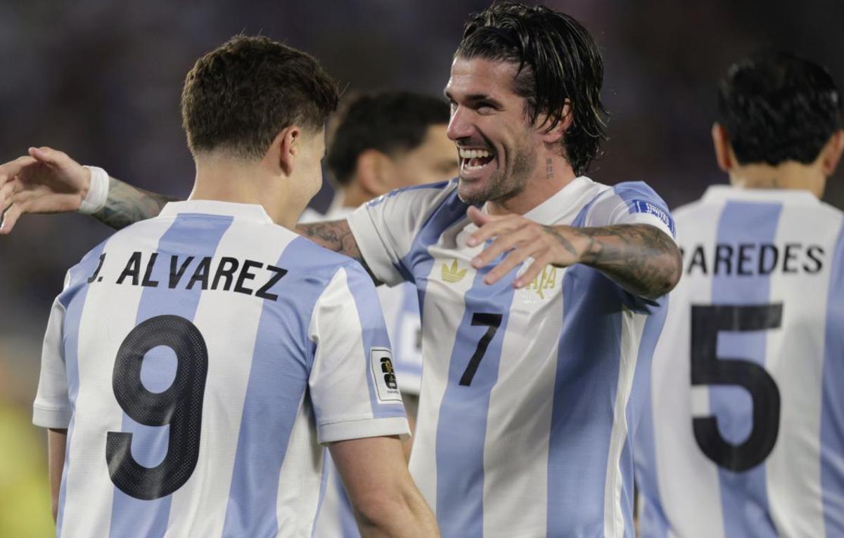 De Paul celebra con Julián Álvarez la goleada ante Argentina