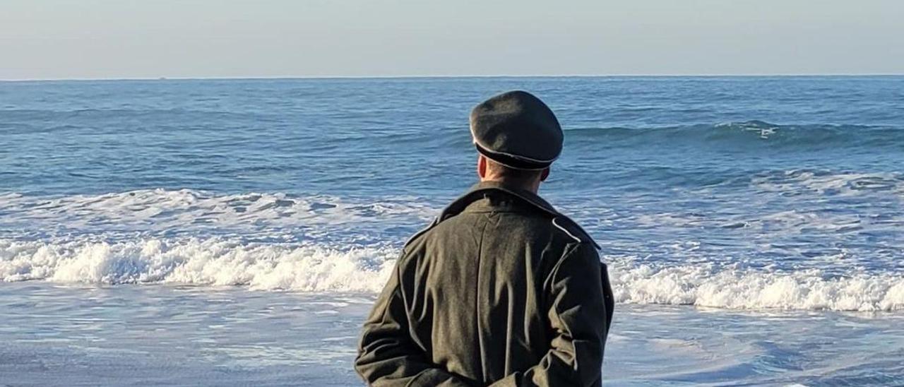 José Carlos Riaño, caracterizado como teniente de las Waffen SS observa el mar en la playa de Vega, en Ribadesella.  |