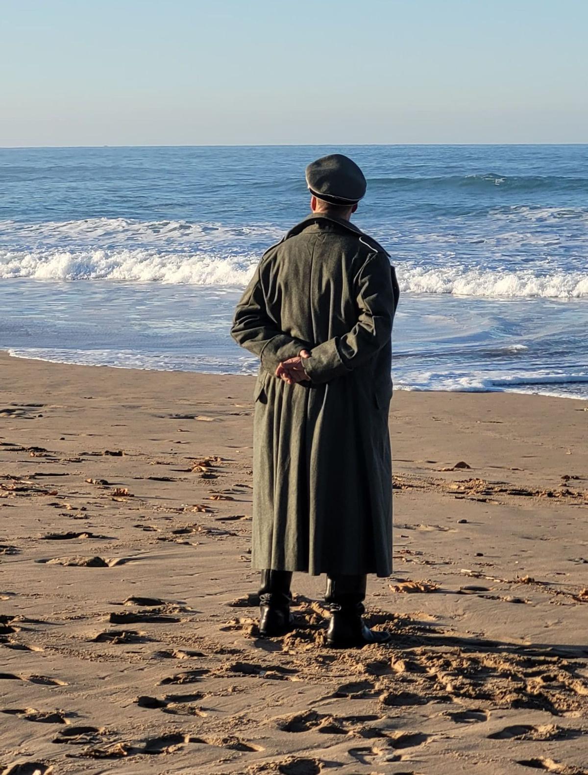 José Carlos Riaño, caracterizado como teniente de las Waffen SS observa el mar en la playa de Vega, en Ribadesella.  |