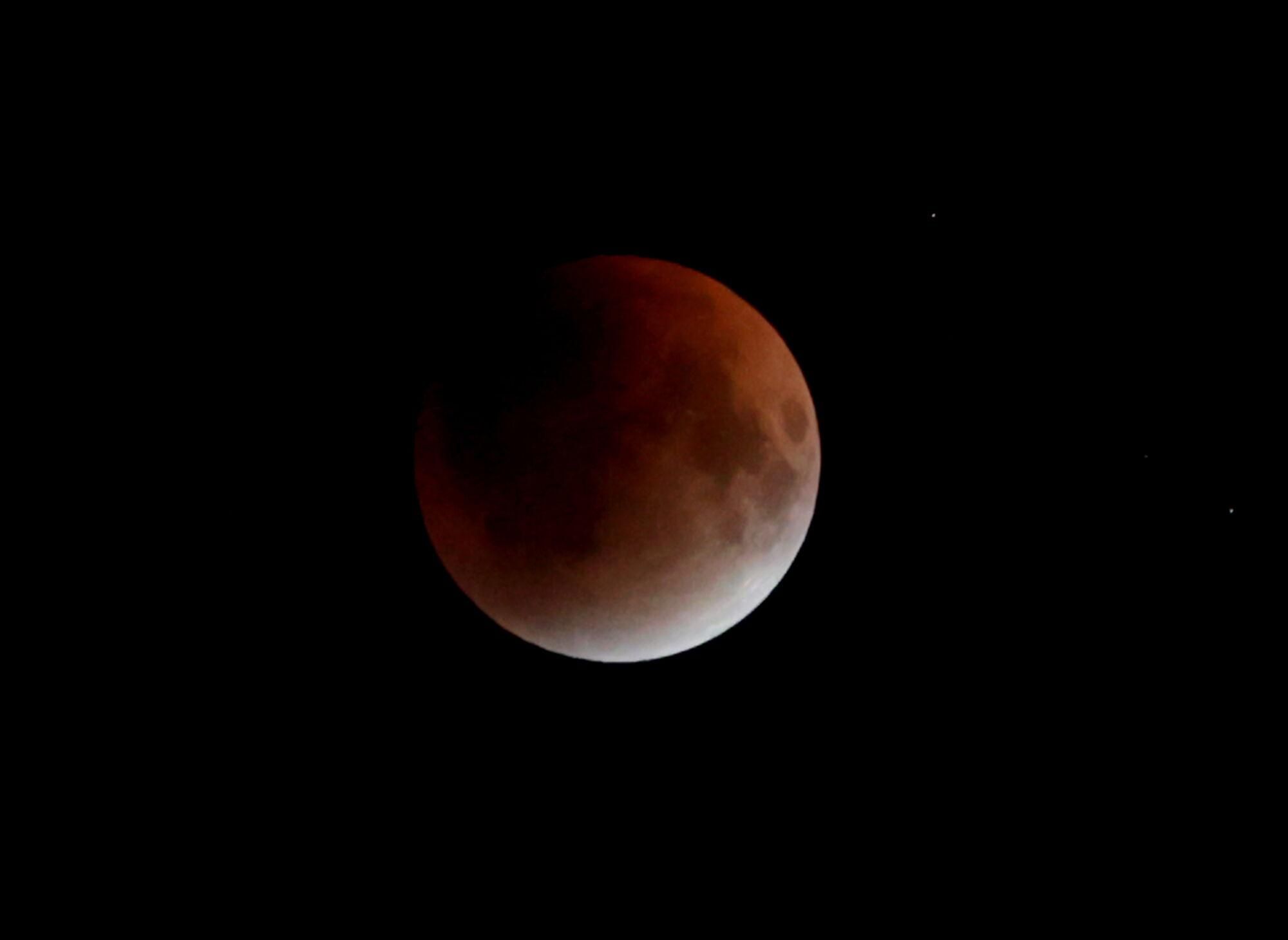 KOLKATA (India), 07/09/2025.- The 'Blood Moon' is seen during a total lunar eclipse event in Kolkata, India, 07 September 2025. Lunar eclipses, the opposite of solar eclipses, happen when the Earth is positioned between the full moon and sun. The red glow that is created earns these types of eclipses the title of 'blood moon.' EFE/EPA/PIYAL ADHIKARY