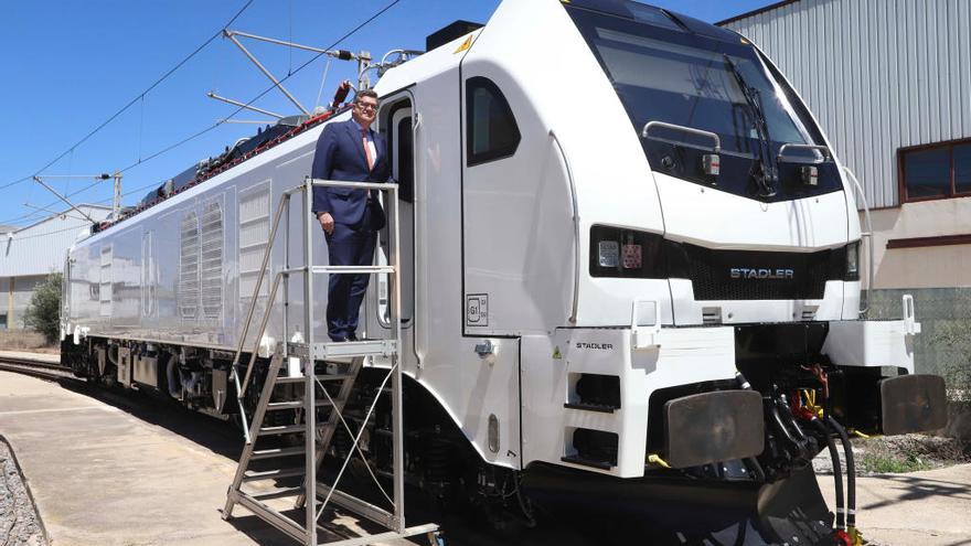 Íñigo Parra, subido a una locomotora Eurodual.