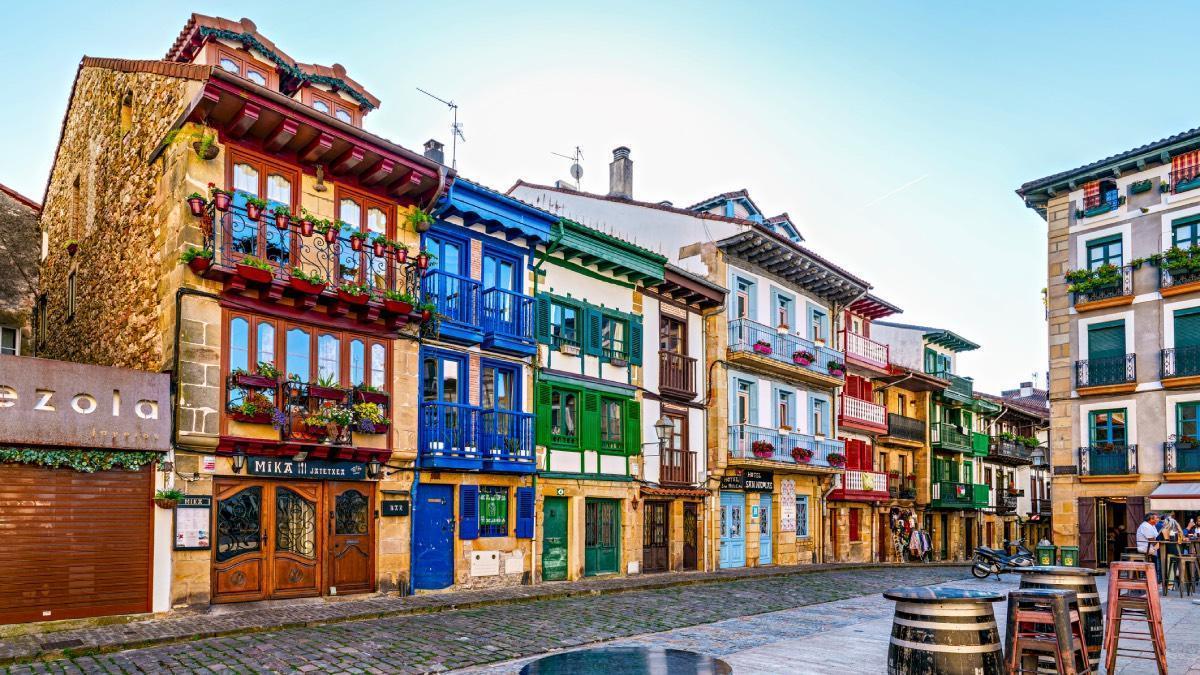 Las 7 sidrerías del País Vasco cuyo menú acompaña la historia de bodegas de sidra que conservan su tradición desde hace más de 4 siglos