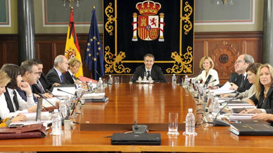 El presidente del Gobierno de España, José Luis Rodríguez Zapatero, presidió hoy un Consejo de Ministros extraordinario para aprobar el &quot;Plan Canarias&quot;, cuyo objetivo es reactivar la economía del archipiélago.
