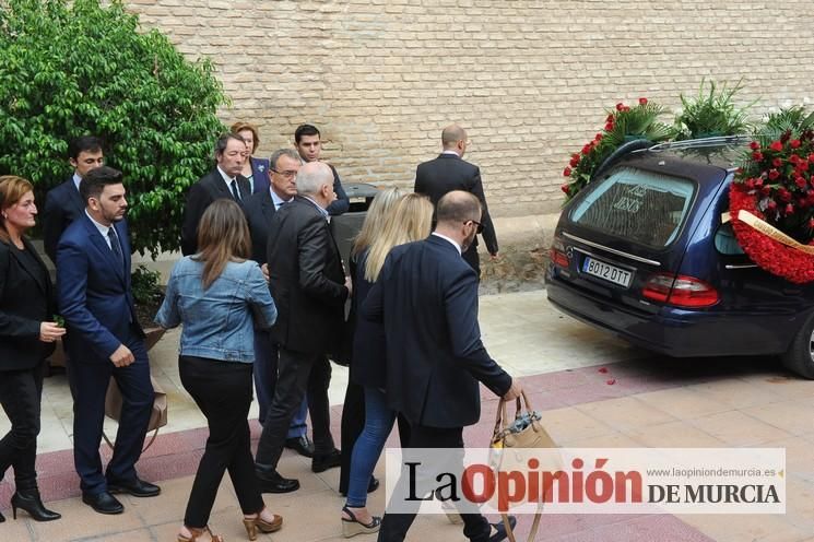 Numerosos murcianos arropan a la familia de Antonio González Barnés en su entierro