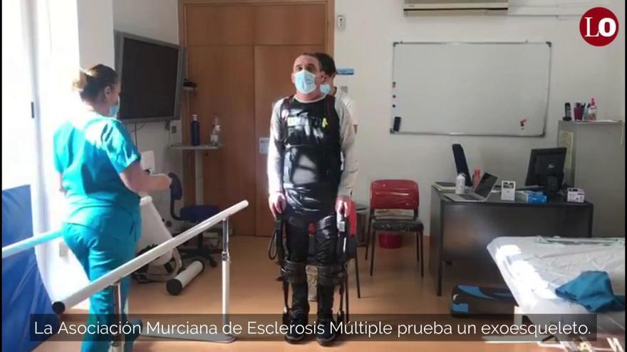 Prueba de un exoesqueleto en la Asociación Murciana de Esclerosis Múltiple
