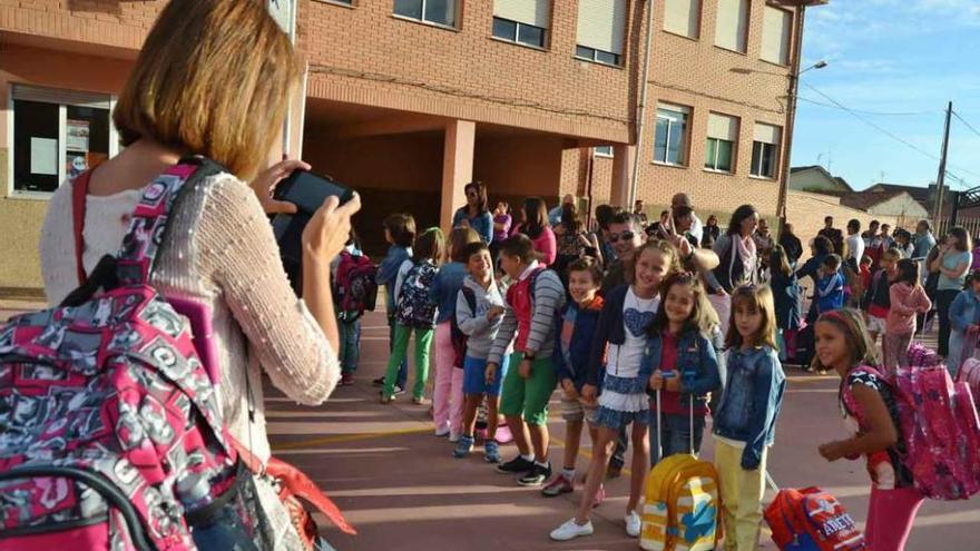 Una madre inmortaliza el primer día de clase con un teléfono móvil.