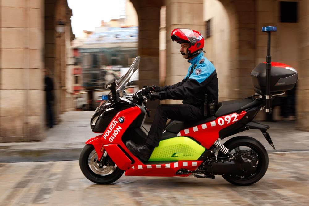 Presentación de las nuevas motos eléctricas de la Policía Local de Oviedo