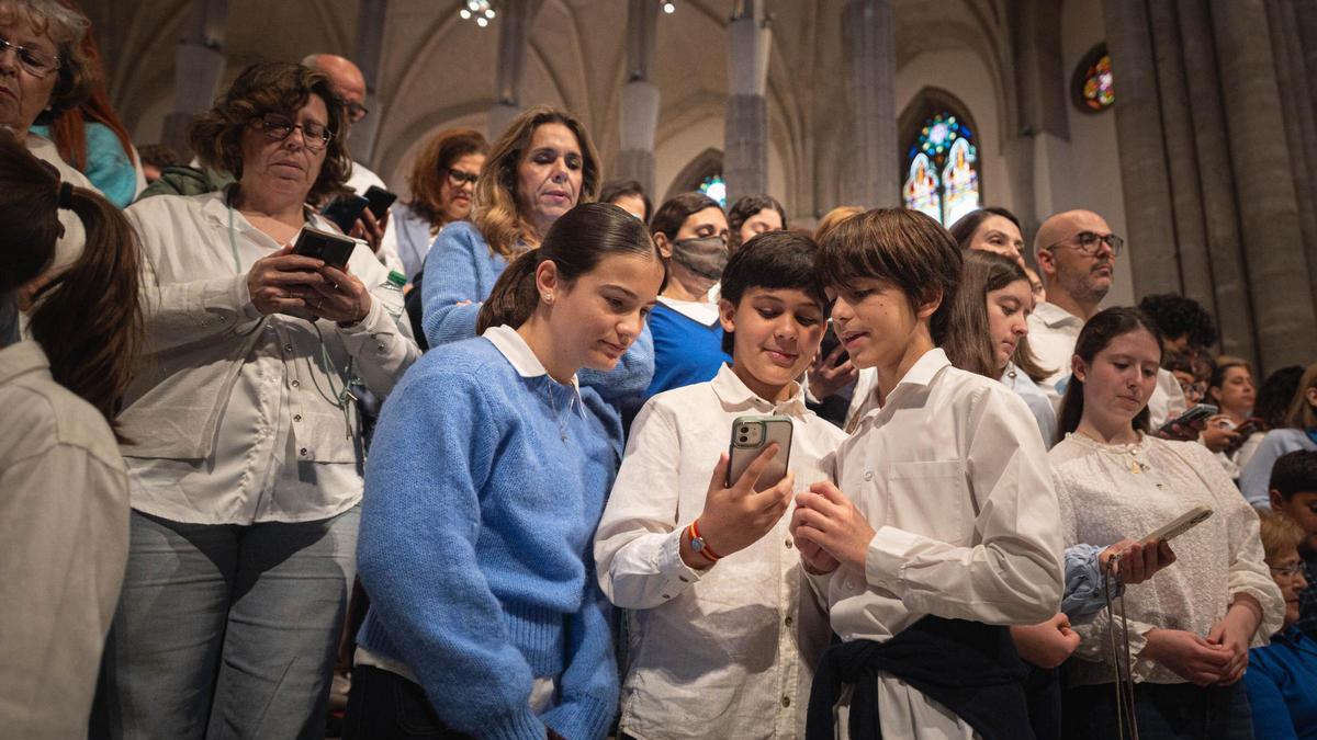 Vídeo: Extracto del videoclip de 'Alza la mirada', el himno oficial del Viaje Apostólico del Papa León XIV a España / Imagen: Un momento de la grabación en la Catedral de La Laguna del himno del viaje del papa a España en junio.