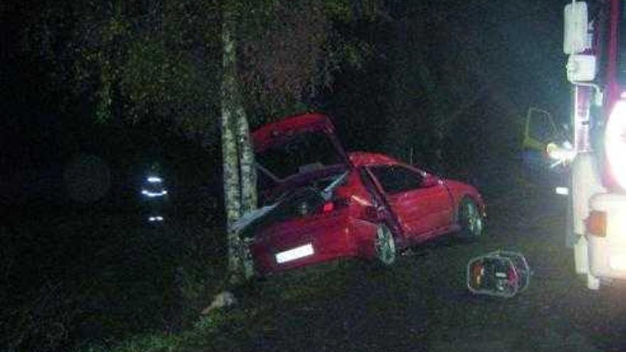 Dos jóvenes muertos, uno menor, y tres  heridos al impactar con un árbol en Ordes