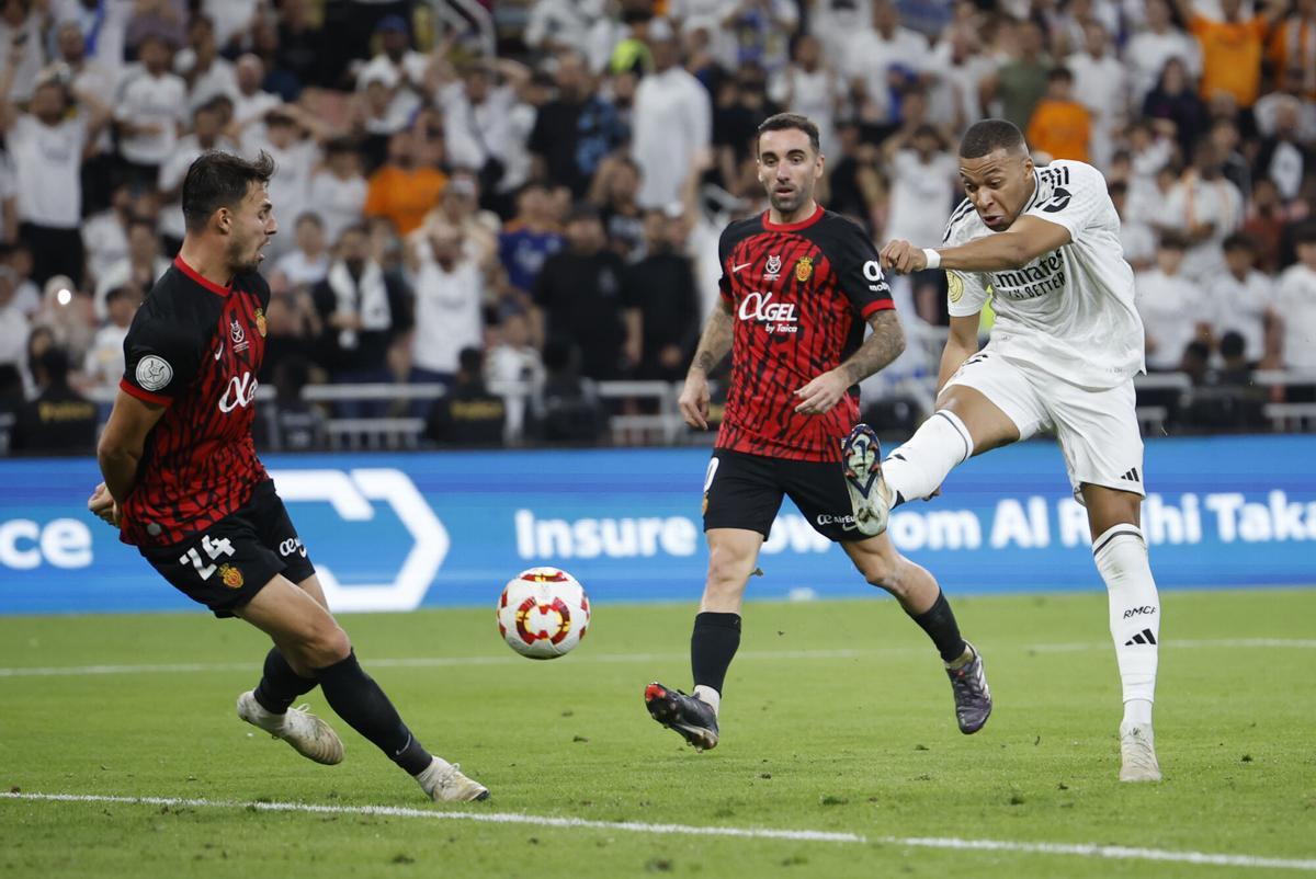 El delantero del Real Madrid Kylian Mbappé remata a puerta durante el partido de semifinales de la Supercopa de España de fútbol entre el Real Madrid y el RCD Mallorca