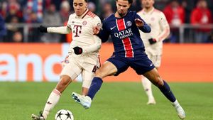 Munich (Germany), 24/11/2024.- Warren Zaire-Emery (R) of PSG in action against Munichs Jamal Musiala during the UEFA Champions League soccer match between Bayern Munich and Paris Saint-Germain (PSG) in Munich, Germany, 26 November 2024. (Liga de Campeones, Alemania) EFE/EPA/ANNA SZILAGYI