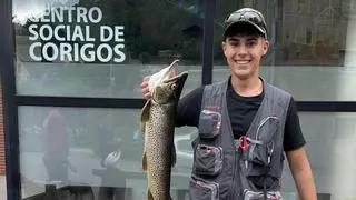 El alevín allerano que pesca truchas como salmones: "La clave es observar el río y no rendirse nunca"