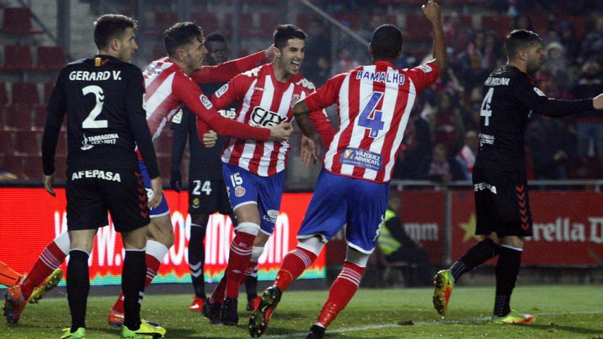 Juanpe celebra el gol contra el Nàstic al costat dels seus companys a l&#039;eix, Alcalá i Ramalho