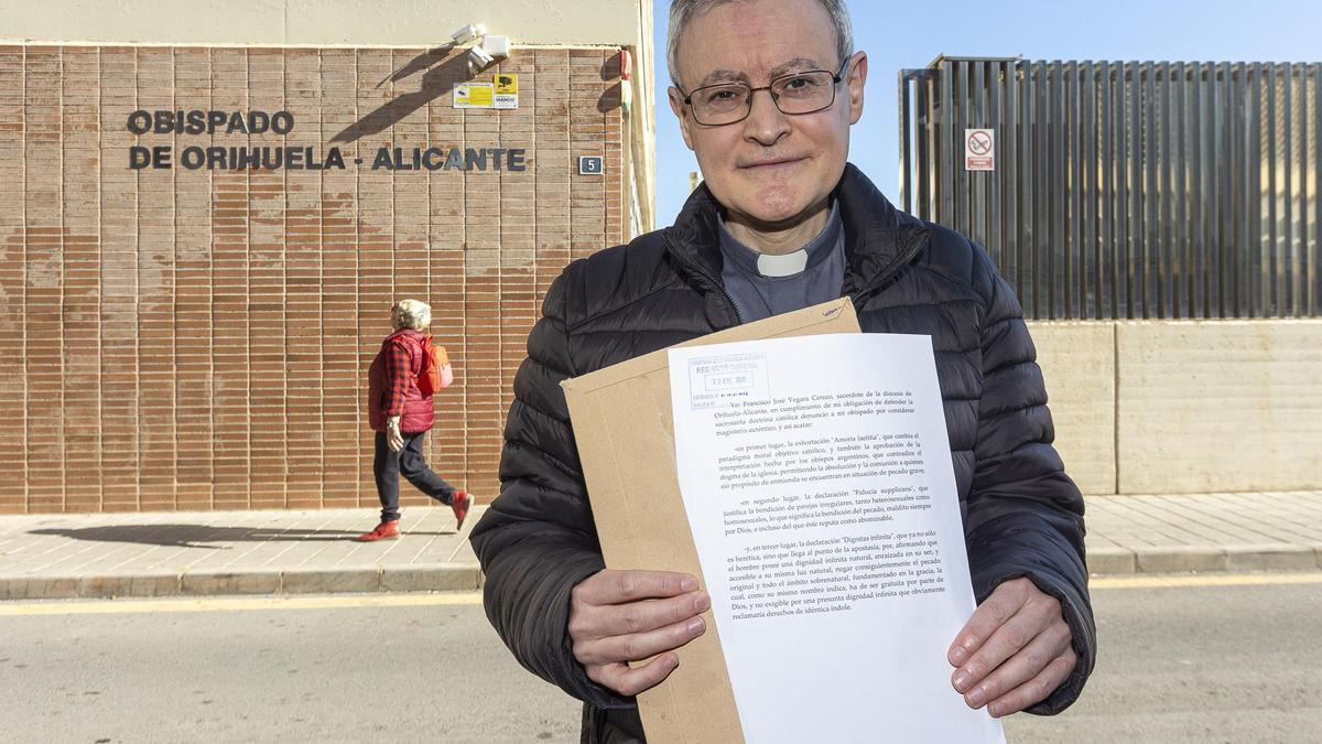 El sacerdote Francisco José Vegara en la sede del Obispado