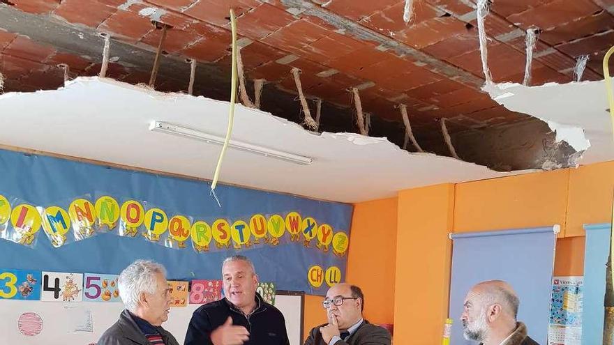 El alcalde de Poio y el jefe territorial de Educación, con técnicos. // FDV