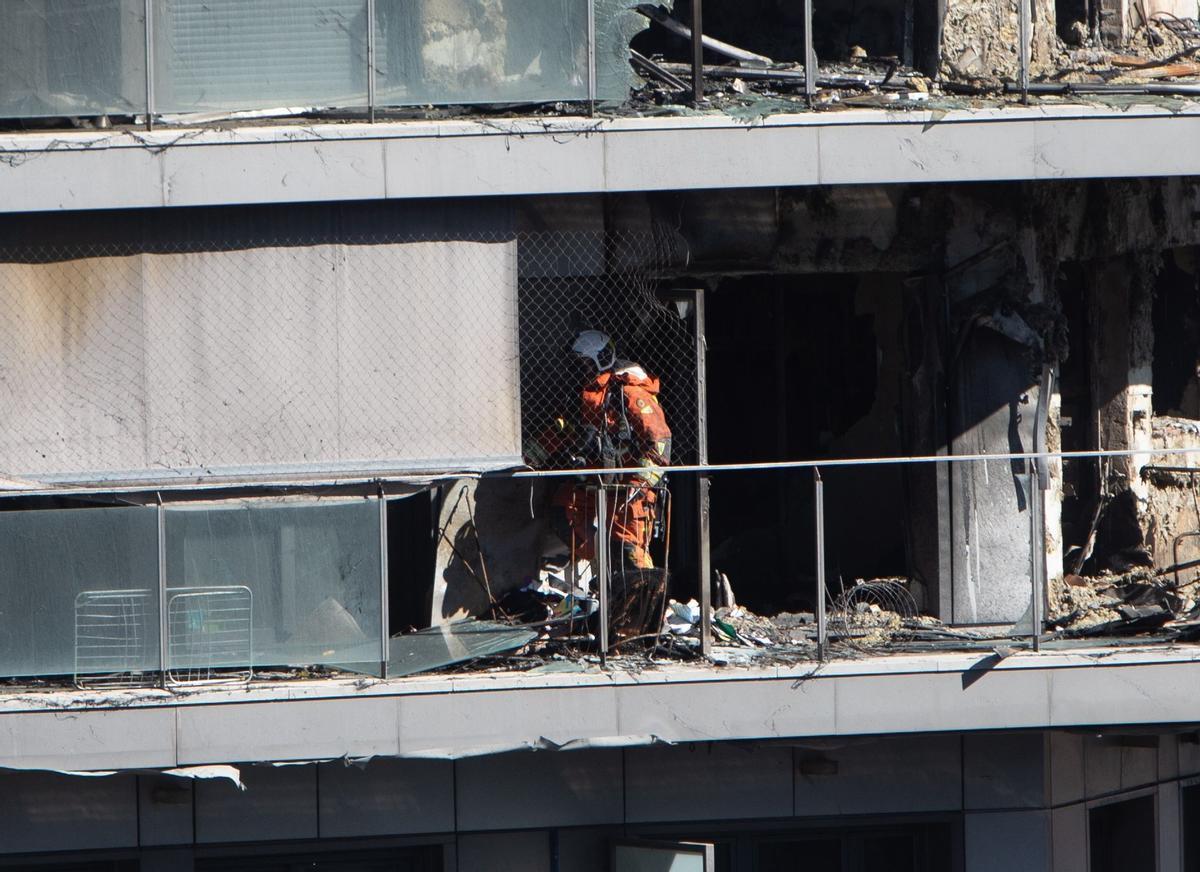 El heroico trabajo de los bomberos en el incendio de Valencia, en imágenes