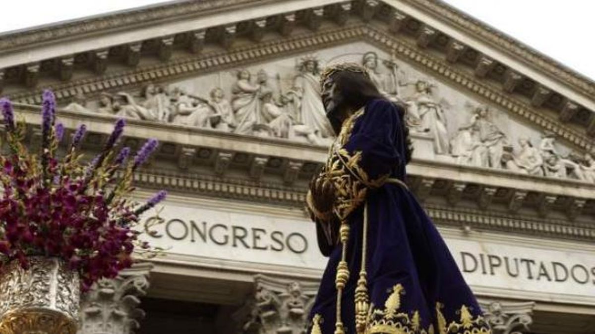El Cristo de Medinaceli, el paso que más fieles suele congregar en la Semana Santa de Madrid, durante su recorrido ante el Congreso de los Diputados.
