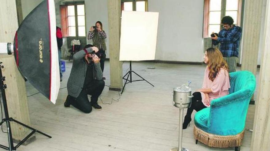 El fotógrafo Noé Baranda y el resto del equipo, durante la sesión de fotos de Alejandra Nuño, ayer, en el viejo balneario de Borines.