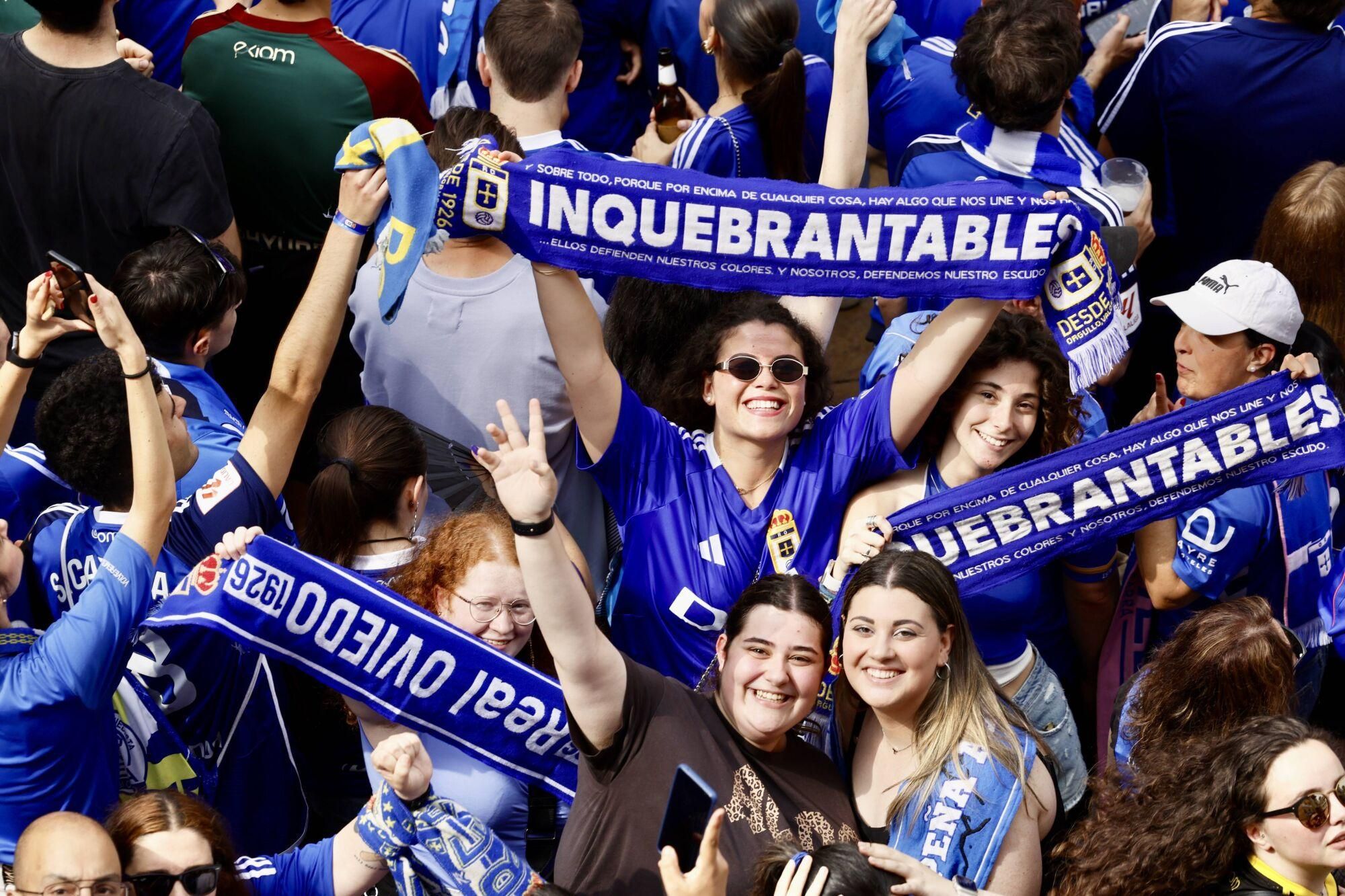 Locura azul en las calles de Oviedo para celebrar el ascenso del equipo a Primera División