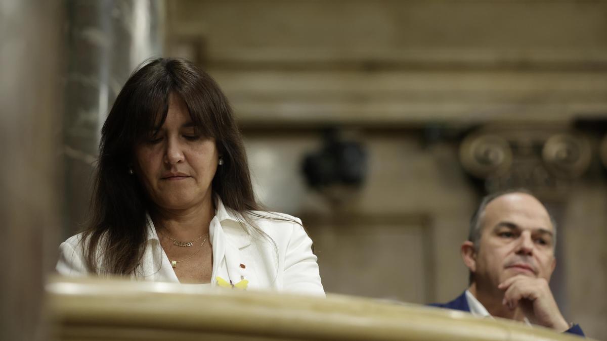 La presidenta de Junts, Laura Borràs, junto al secretario general del partido, Jordi Turull, en el Parlament.