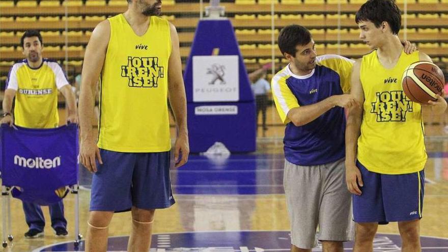 Guillermo Rejón, a la izquierda, en uno de los entrenamientos del COB. // Iñaki Osorio