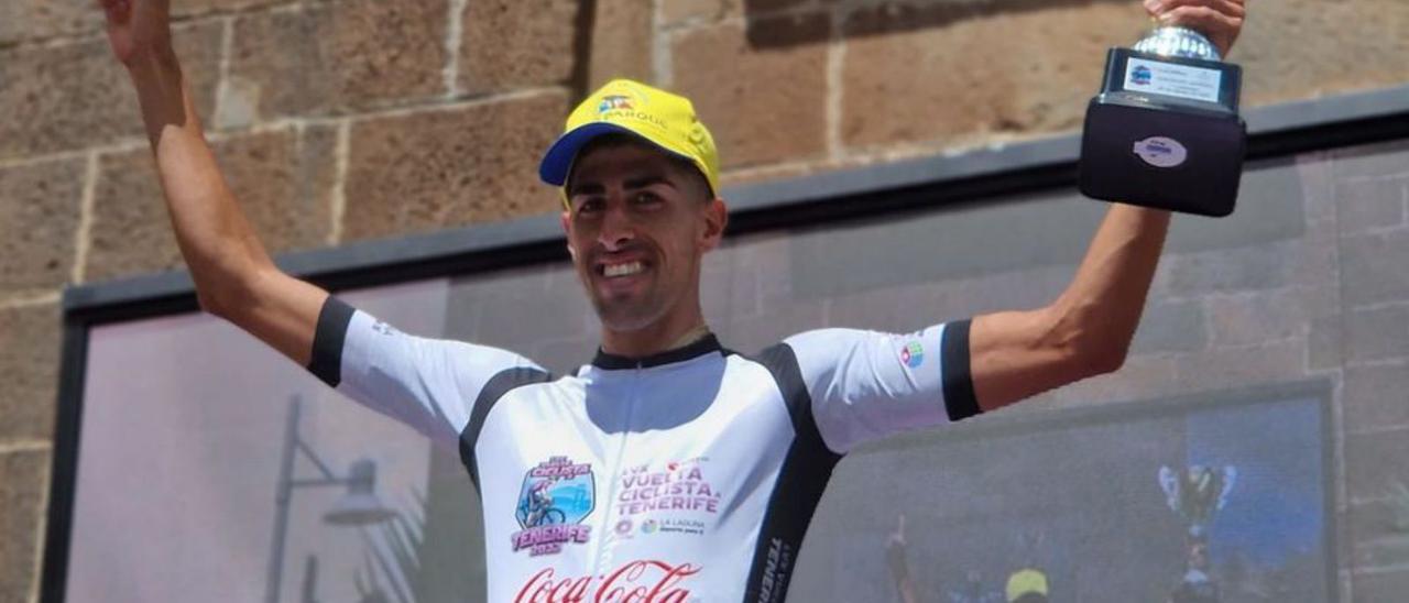 Édgar Magdalena celebra su maillot de mejor canario de la Vuelta a Tenerife. | | E.D.
