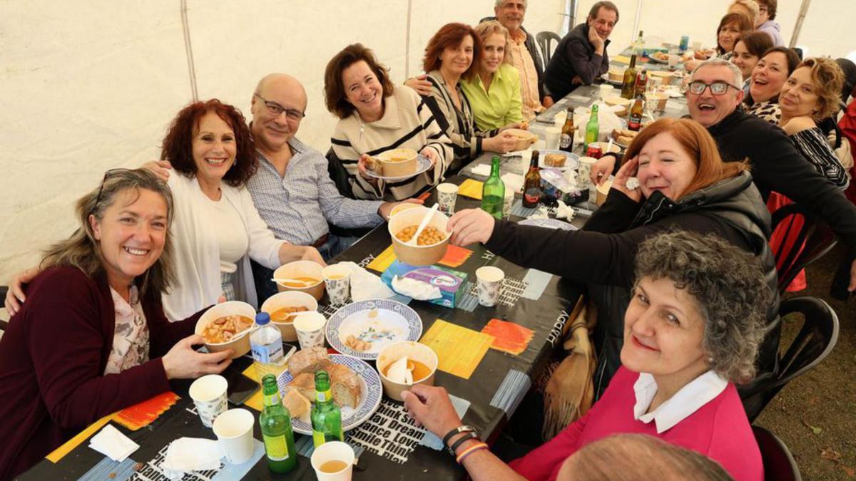 Un grupo de comensales, en una fiesta en el Parque da Riouxa.  // ALBA VILLAR
