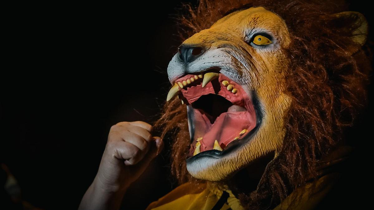 El presidente argentino, Milei, con una máscara de león en un acto ante sus seguidores.